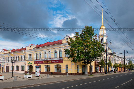Вид на Крестовую улицу в центре Рыбинска. РЫБИНСК, РОССИЯ (2020 год). Редакционное фото, фотограф Pukhov K / Фотобанк Лори