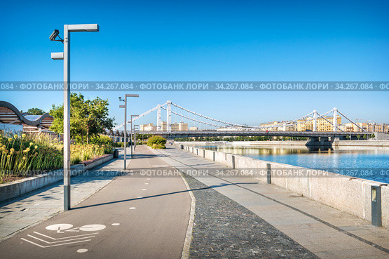 Вид на Крымский мост с Крымской набережной около "Музеона" в Москве (2020 год). Стоковое фото, фотограф Baturina Yuliya / Фотобанк Лори