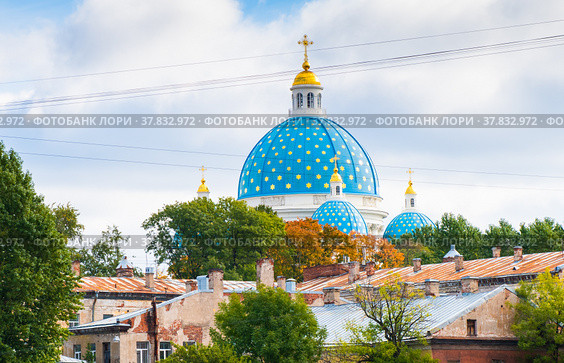 Вид на купола Троице-Измайловского собора (Троицкий собор). Осенний день. Санкт Петербург. Россия (2021 год). Редакционное фото, фотограф E. O. / Фотобанк Лори