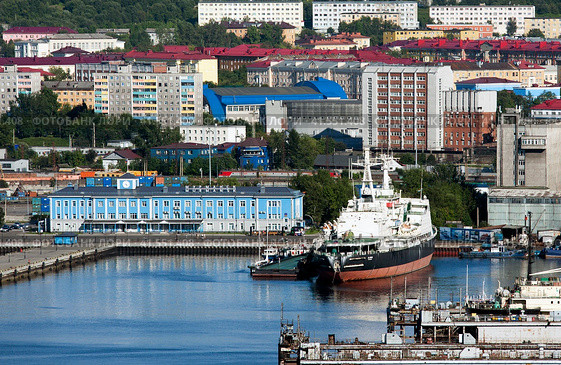 Вид на ледокол "Ленин", здание морского вокзала и на Мурманск с противоположного берега Кольского залива, с вершины Абрам-мыса (2023 год). Редакционное фото, фотограф Сергей Афанасьев / Фотобанк Лори