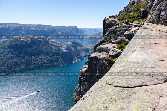 Вид на Люсе-фьорд с паромом из городка Lyseboth. Подступ к скале Prekestolen. Кафедра проповедника, Форсанн, Норвегия (2018 год). Стоковое фото, фотограф Кекяляйнен Андрей / Фотобанк Лори