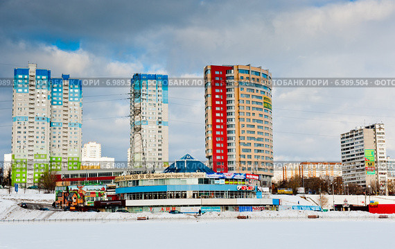 Вид на метро "Чертановская" и Балаклавский проспект. Москва (2015 год). Редакционное фото, фотограф E. O. / Фотобанк Лори