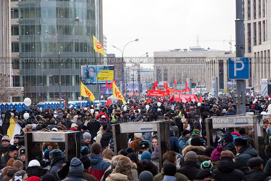 Вид на многотысячный митинг на проспекте Академика Сахарова 24 декабря 2011 года - За честные выборы, город Москва. Редакционное фото, фотограф Николай Винокуров / Фотобанк Лори