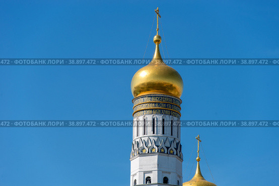 Вид на Московский Кремль, колокольню  Ивана Великого на фоне синего неба. Москва, Россия (2019 год). Стоковое фото, фотограф Pukhov K / Фотобанк Лори