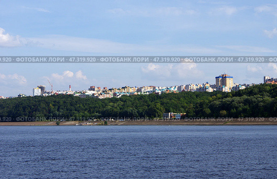 Вид на Московский район Чебоксар с борта прогулочного теплохода. Чебоксарское водохранилище (2020 год). Редакционное фото, фотограф Алексей Иванов / Фотобанк Лори