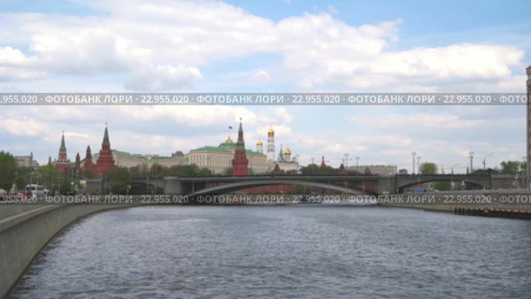 Вид на Москворецкую набережную со стороны Москвы-реки (2016 год). Стоковое видео, видеограф Parmenov Pavel / Фотобанк Лори
