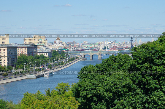 Вид на Москву и Москву-реку со смотровой площадки около здания РАН (2018 год). Стоковое фото, фотограф Елена Коромыслова / Фотобанк Лори