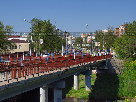 Вид на мост через реку Нару и площадь Свободы. Город Наро-Фоминск (2016 год). Редакционное фото, фотограф Самойлова Екатерина / Фотобанк Лори
