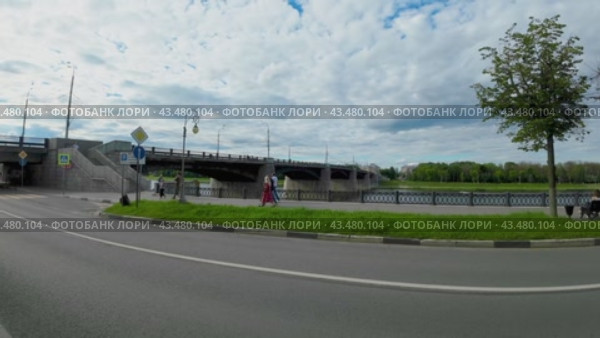Вид на Новый Волжский мост через реку Волгу в городе Тверь летом (2024 год). Редакционное видео, видеограф Sergei Gorin / Фотобанк Лори