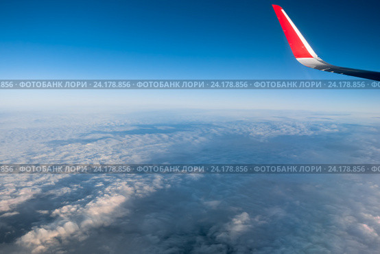 Вид на облака и небо из окна самолета. Стоковое фото, фотограф Popov Roman / Фотобанк Лори