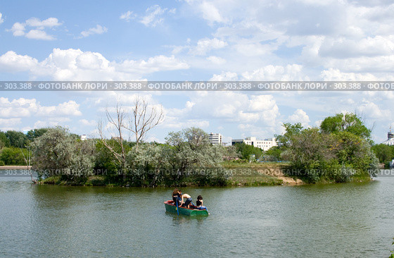 Вид на остров паркового озера. Караганда (2008 год). Стоковое фото, фотограф Михаил Николаев / Фотобанк Лори