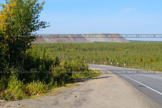 Вид на отвалы породы в районе Мончегорска, Мурманская область. Стоковое фото, фотограф Вячеслав Палес / Фотобанк Лори