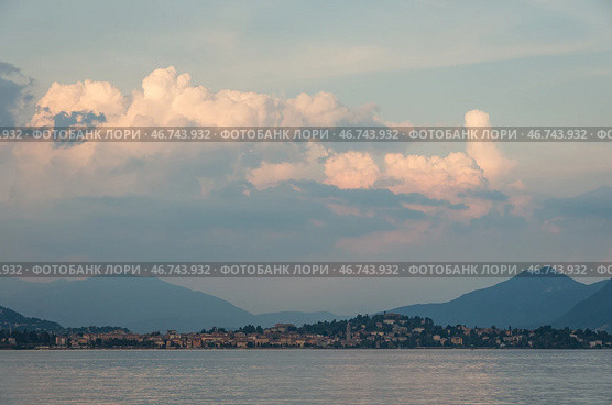 Вид на озеро Маджоре (Maggiore) и деревню Вербания (Verbania) на закате.  Северная Италия (2018 год). Стоковое фото, фотограф Дымов Игорь / Фотобанк Лори