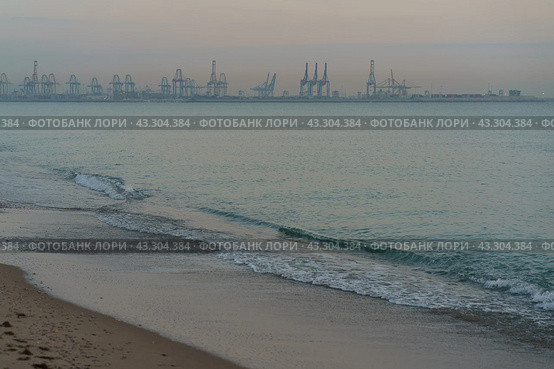 Вид на порт море недалеко от Валенсии. Стоковое фото, фотограф YuryKara / Фотобанк Лори