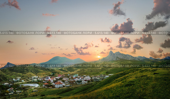 Вид на поселок Коктебель на закате. Крым, Украина (2012 год). Стоковое фото, фотограф Типляшина Евгения / Фотобанк Лори