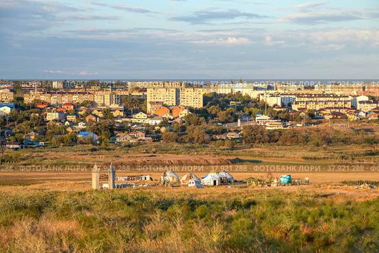 Вид на пригород города Элисты, осенним вечером. Республика Калмыкия, Россия (2021 год). Редакционное фото, фотограф Анна Карасева / Фотобанк Лори