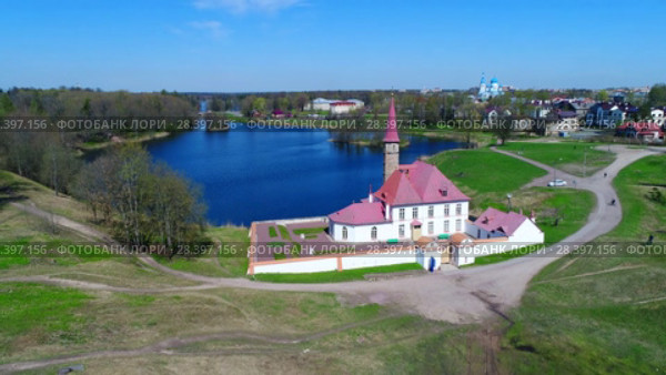 Вид на Приоратский дворец солнечным апрельским днем. Гатчина (аэросъемка) (2018 год). Редакционное видео, видеограф Виктор Карасев / Фотобанк Лори