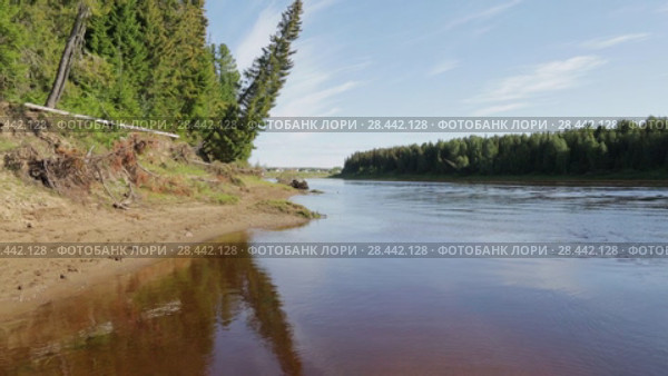Вид на реку Северная Сосьва и село Няксимволь ХМАО-Югра (на заднем плане) Стоковое видео, видеограф Круглов Олег / Фотобанк Лори