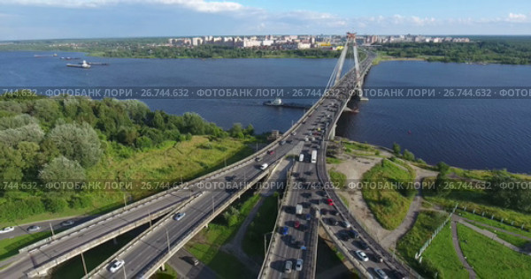 Вид на реку Шексна в городе Череповец. Октябрьский мост с баржами на воде (2017 год). Стоковое видео, видеограф Кекяляйнен Андрей / Фотобанк Лори