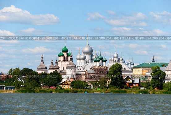 Вид на Ростовский кремль с озера Неро (2014 год). Редакционное фото, фотограф Александр Щепин / Фотобанк Лори