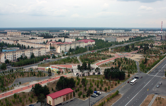 Вид на Рябиновый бульвар, г. Когалым (2012 год). Стоковое фото, фотограф Бордачёва Светлана / Фотобанк Лори