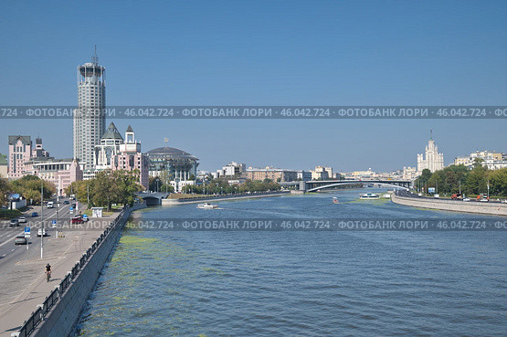 Вид на Шлюзовую, Космодамианскую набережные, отель "Swissotel Красные Холмы" и Дом музыки c Новоспасского моста. Москва, Россия (2024 год). Редакционное фото, фотограф Елена Коромыслова / Фотобанк Лори