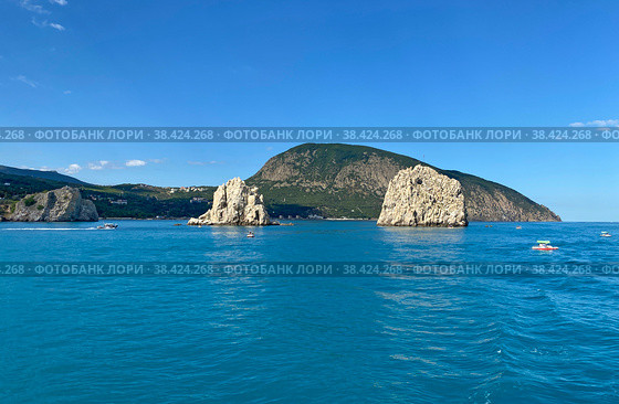Вид на скалы Адалары и гору Аю-даг, Гурзуф, Крым (2022 год). Стоковое фото, фотограф Мария Кылосова / Фотобанк Лори