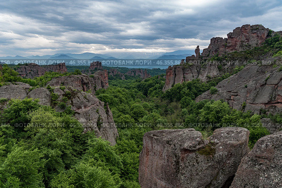 Вид на скалы Белоградчик (Belogradchik) ,природная достопримечательность, Болгария (2019 год). Стоковое фото, фотограф Дымов Игорь / Фотобанк Лори