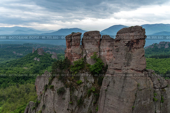 Вид на скалы Белоградчик (Belogradchik) ,природная достопримечательность, Болгария (2019 год). Стоковое фото, фотограф Дымов Игорь / Фотобанк Лори
