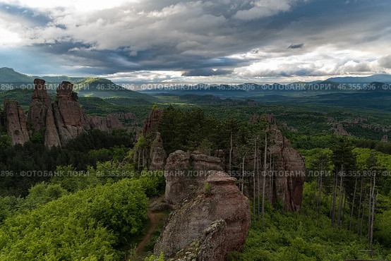 Вид на скалы Белоградчик (Belogradchik) ,природная достопримечательность, Болгария (2019 год). Стоковое фото, фотограф Дымов Игорь / Фотобанк Лори
