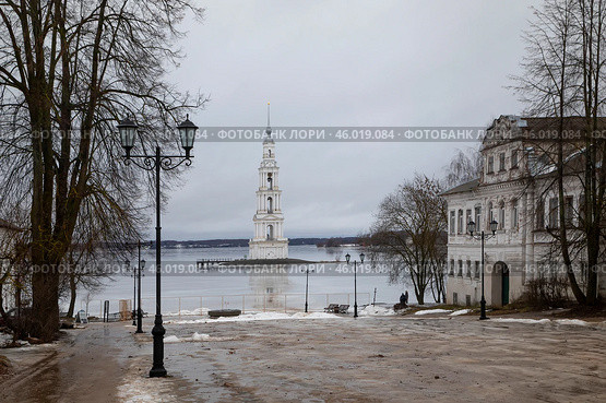 Вид на смотровую площадку, набережную и старинную затопленную колокольню на Угличском водохранилище. Зимний январский вечер. Город Калязин, площадь преподобного Макария Калязинского, Россия. Стоковое фото, фотограф Наталья Николаева / Фотобанк Лори