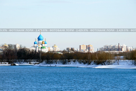 Вид на соборы Перервинского монастыря из Коломенского. Москва. Стоковое фото, фотограф Щеголева Ольга / Фотобанк Лори