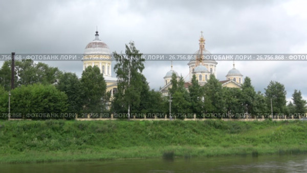 Вид на Спасопреображенский собор и Входоиерусалимскую церковь облачным летним днем. Торжок, Россия (2017 год). Стоковое видео, видеограф Виктор Карасев / Фотобанк Лори
