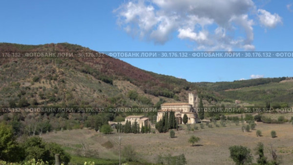 Вид на средневековое аббатство Сант-Антимо (Abbazia di Sant’Antimo) солнечным днем. Тоскана, Италия (2017 год). Стоковое видео, видеограф Виктор Карасев / Фотобанк Лори