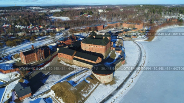 Вид на старинную крепость-тюрьму Хамеенлинна солнечным мартовским днем. Финляндия (аэросъемка) (2019 год). Стоковое видео, видеограф Виктор Карасев / Фотобанк Лори