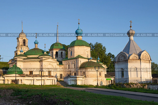 Вид на старинную церковь Параскевы Пятницы (Рождества Богородицы) солнечным июльским утром. Старица, Тверская область (2021 год). Стоковое фото, фотограф Виктор Карасев / Фотобанк Лори