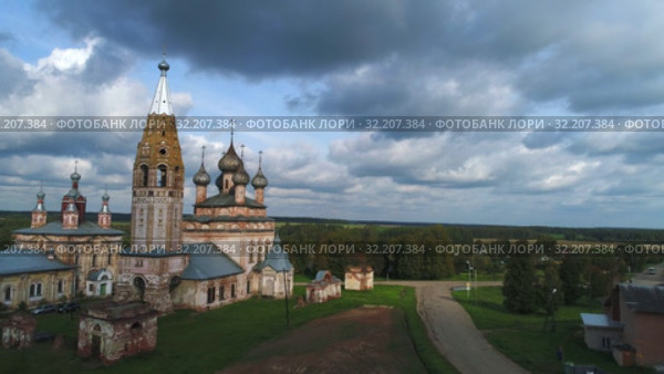 Вид на старинные православные церкви села Парское облачным сентябрьским днем. Ивановская область, Россия (2019 год). Стоковое видео, видеограф Виктор Карасев / Фотобанк Лори