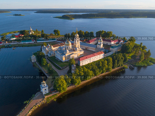 Вид  на старинный монастырь Нило-Столобенская пустынь  июльским вечером (аэрофотосъемка). Тверская область, Россия (2022 год). Стоковое фото, фотограф Виктор Карасев / Фотобанк Лори