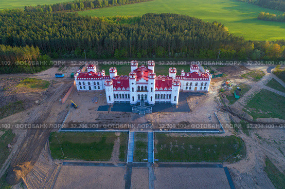 Вид на старинный отреставрированный  замок-дворец Пусловских  апрельским вечером (аэросъемка). Коссово, Белоруссия (2019 год). Стоковое фото, фотограф Виктор Карасев / Фотобанк Лори