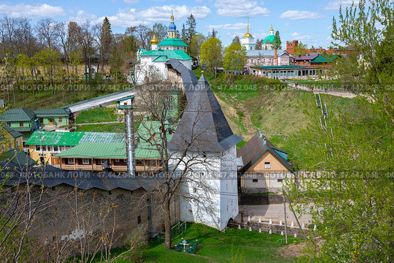 Вид на старинный Псково-Печорский монастырь весенним днем. Печоры, Псковская область (2022 год). Стоковое фото, фотограф Анна Карасева / Фотобанк Лори