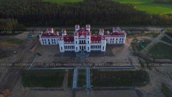 Вид на старинный замок-дворец Пусловских апрельским днем. Коссово, Белоруссия (2019 год). Стоковое видео, видеограф Виктор Карасев / Фотобанк Лори