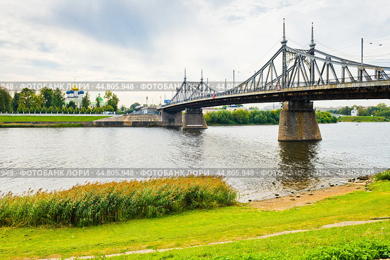 Вид на Староволжский мост со стороны набережной Афанасия Никитина. Тверь. Россия. Редакционное фото, фотограф E. O. / Фотобанк Лори