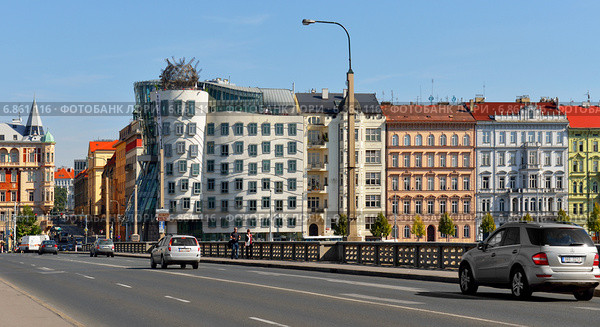 Вид на Танцующий дом в Праге. Чехия (2014 год). Редакционное фото, фотограф Валерия Попова / Фотобанк Лори