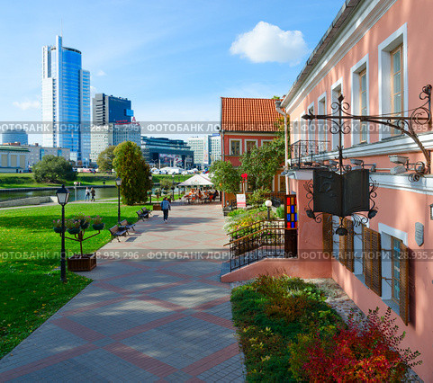 Вид на Троицкое предместье, бизнес-центр Royal Plaza и DoubleTree By Hilton Hotel Minsk, Минск, Беларусь (2016 год). Редакционное фото, фотограф Ольга Коцюба / Фотобанк Лори