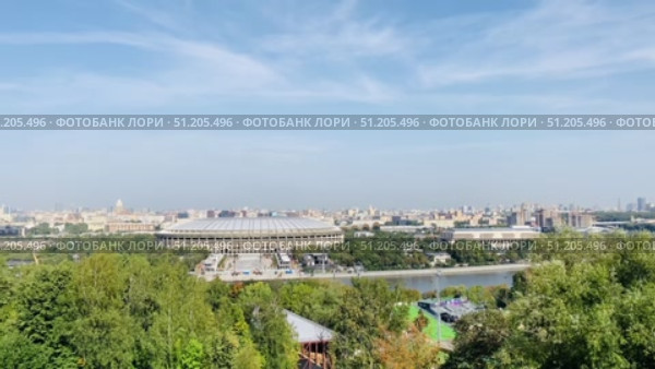 Вид на центр Москвы, бизнес центр и спорткомплекс Лужники с Воробьевых гор. Смотровая площадка Воробьевы горы. Редакционное видео, видеограф Ирина Курносова / Фотобанк Лори