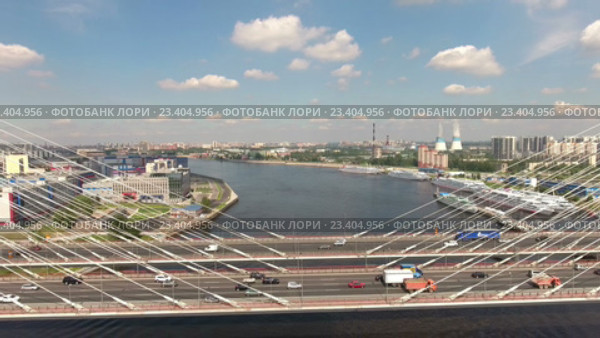 Вид на центральный пролет Большого Обуховского вантового моста. Река Нева, Санкт-Петербург (2016 год). Редакционное видео, видеограф Кекяляйнен Андрей / Фотобанк Лори