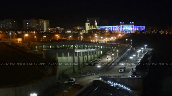 Вид на ТюмГАСУ с моста Влюбленных ночью (2015 год). Стоковое видео, видеограф Павел Столяренко / Фотобанк Лори