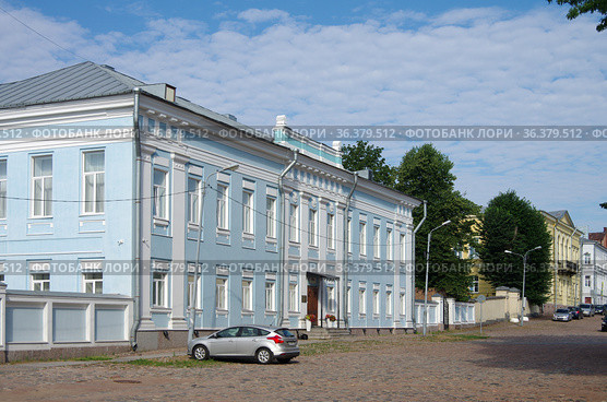 Вид на улицу в Выборге, Россия (2021 год). Редакционное фото, фотограф Natalia Sidorova / Фотобанк Лори