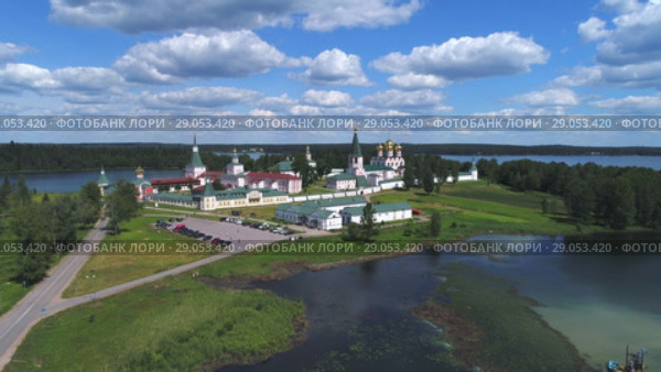 Вид на Валдайский Иверский Богородицкий Святоозерский монастырь солнечным июньским днем (аэросъемка). Новгородская область, Россия (2018 год). Стоковое видео, видеограф Виктор Карасев / Фотобанк Лори