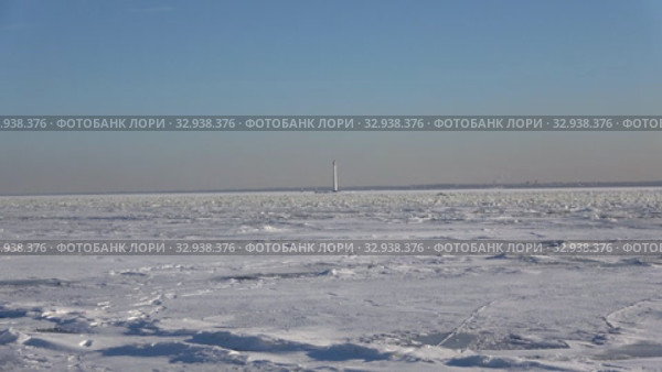 Вид на задний створный маяк Морского канала на замерзшем Финском заливе. Кронштадт, Россия (2018 год). Стоковое видео, видеограф Виктор Карасев / Фотобанк Лори